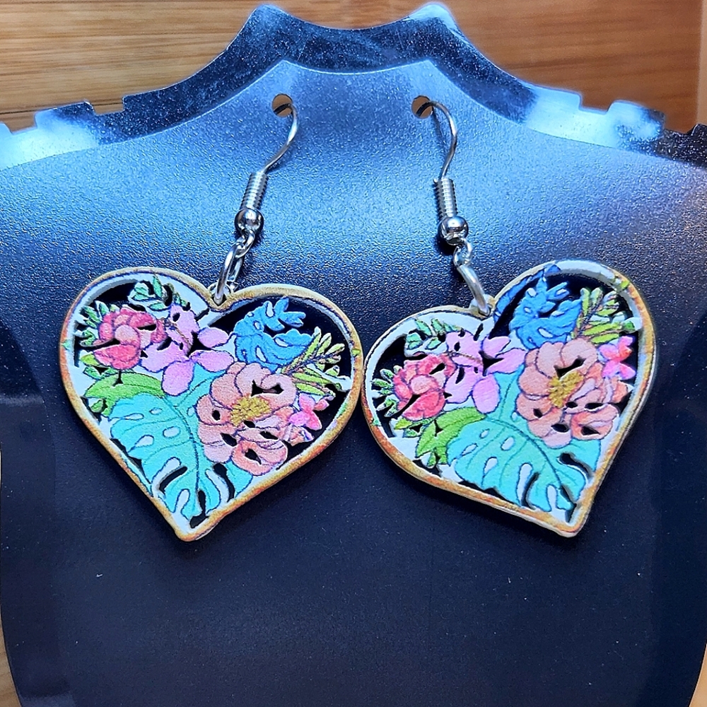 Bold & beautiful cutout botanical heart earrings - Picture 5 of 5